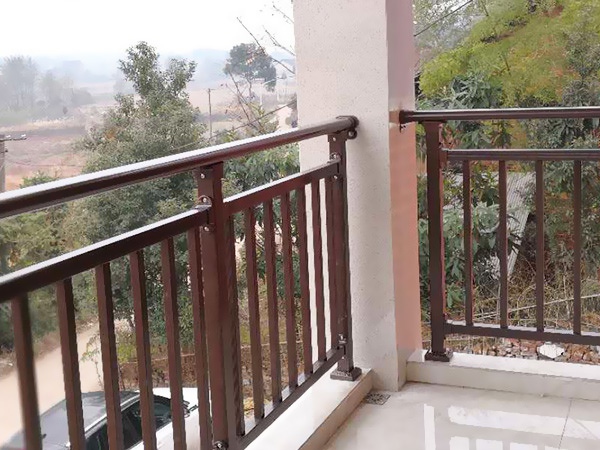 陽(yáng)臺(tái)圍欄用什么材質(zhì)比較好？