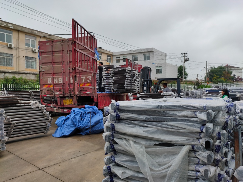 金用護欄2020年7月17日下午鋅鋼玻璃護欄產品裝車發(fā)貨！