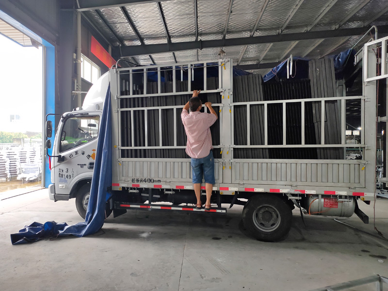 金用護(hù)欄2020年7月27日鋁合金百葉窗裝車發(fā)貨！