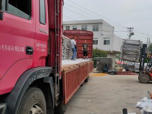 金用護欄2020年7月26日陽臺玻璃護欄裝車發(fā)貨！