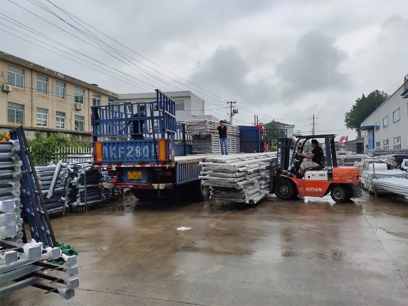 金用護欄2020年7月28日鋅鋼陽臺玻璃護欄裝車發(fā)貨！