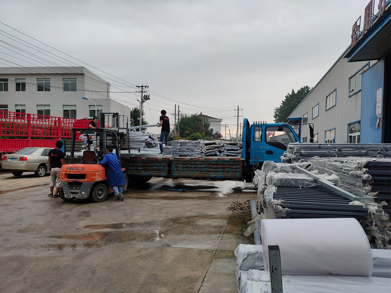 金用護欄2020年7月28日鋅鋼玻璃護欄裝車發(fā)貨！