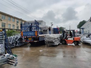 金用護欄2020年7月28日鋅鋼陽臺玻璃護欄裝車發(fā)貨！