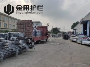 金用護欄2020年7月29日鋅鋼玻璃護欄裝車發(fā)貨！