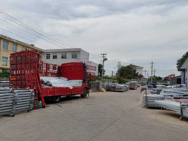 金用護(hù)欄2020年8月7日陽(yáng)臺(tái)玻璃護(hù)欄裝車發(fā)貨！