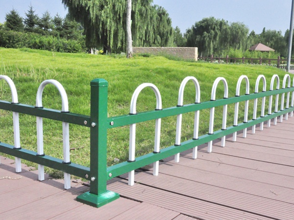 圍欄和圍墻護(hù)欄一樣嗎？看過這里你就知道了！