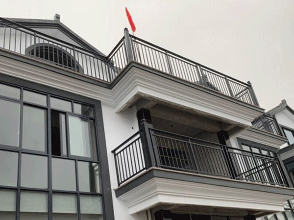 陽臺護(hù)欄用哪種材質(zhì)性價比高？