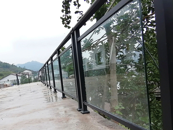 陽臺護(hù)欄用哪種材質(zhì)性價比高？