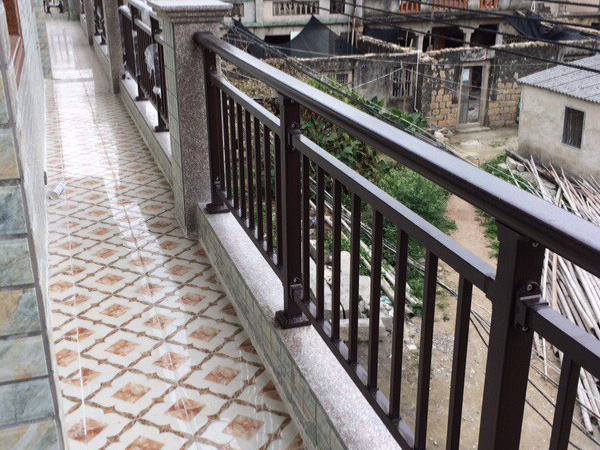 鋅鋼陽(yáng)臺(tái)護(hù)欄特點(diǎn) 鋅鋼陽(yáng)臺(tái)護(hù)欄特點(diǎn)