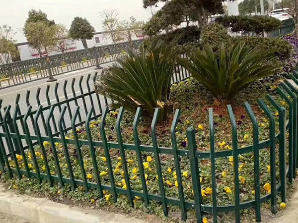鋅鋼圍欄和鐵藝圍欄哪個好？看過這里你就清楚了！
