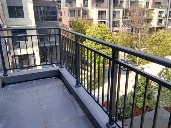 鋅鋼陽臺護(hù)欄廠家怎么選，這三點很重要！