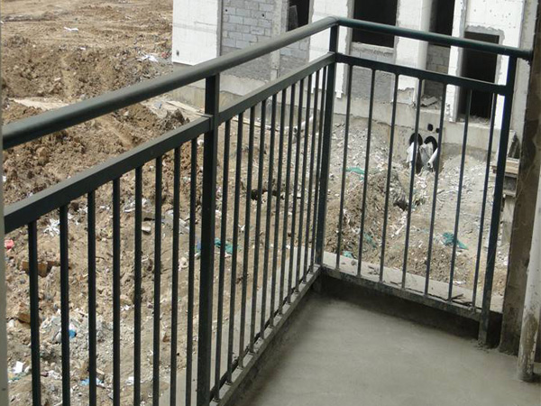 陽臺護(hù)欄什么顏色好看？