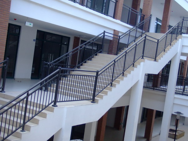 鋅鋼護(hù)欄定制需要注意哪些？