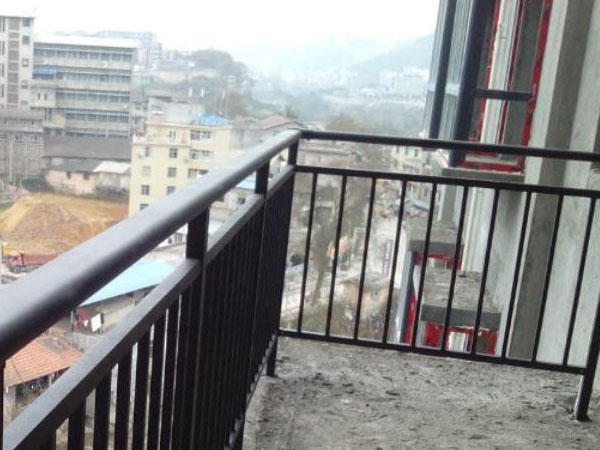 鋁合金護(hù)欄和鋅鋼護(hù)欄有什么不同？