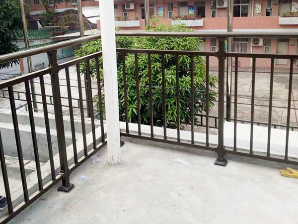 陽(yáng)臺(tái)護(hù)欄用什么材料好？