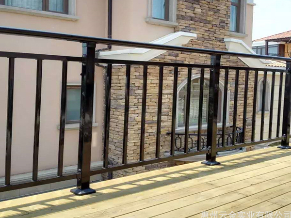 陽臺護(hù)欄有什么作用？