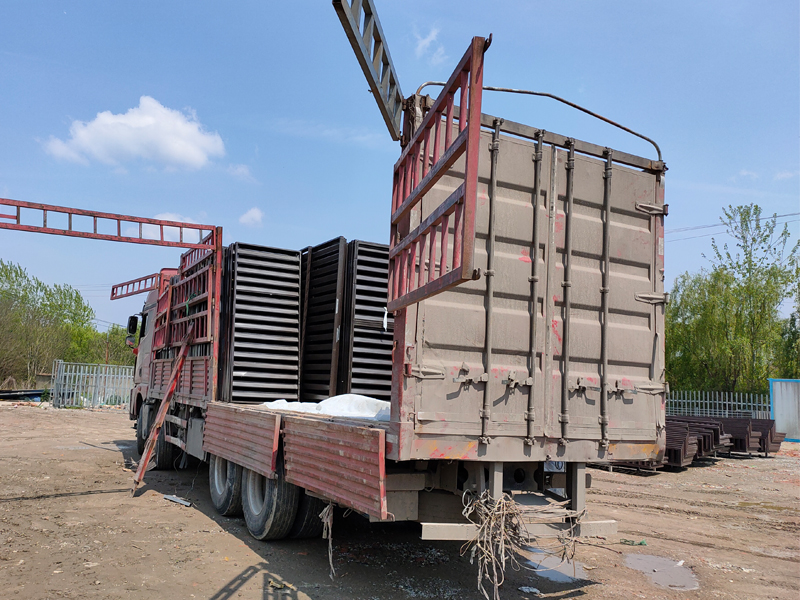 金用護(hù)欄2021年4月8日鋅鋼百葉窗發(fā)貨！