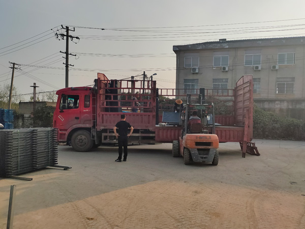 金用護(hù)欄2021年11月3日鋅鋼百葉窗發(fā)貨！