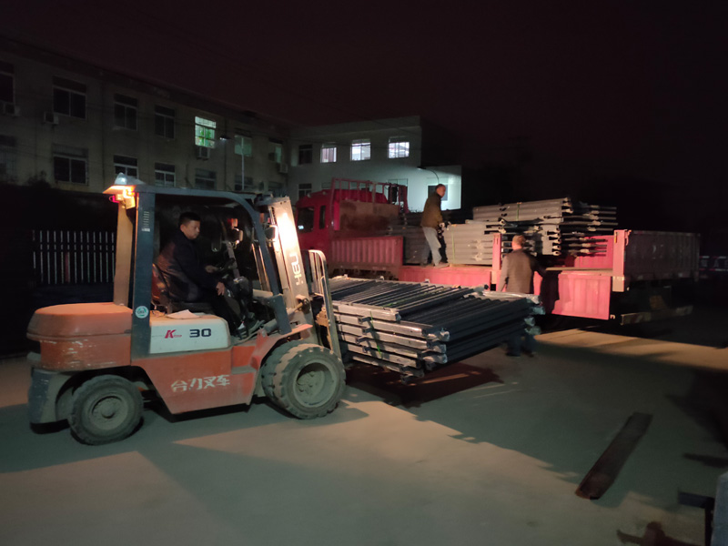 金用護(hù)欄2021年12月8日鋅鋼陽(yáng)臺(tái)欄桿裝車(chē)發(fā)貨！