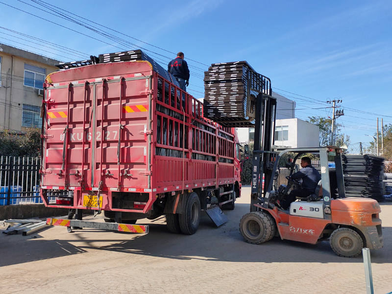 金用護(hù)欄2021年12月11日鋅鋼百葉窗裝車發(fā)貨！