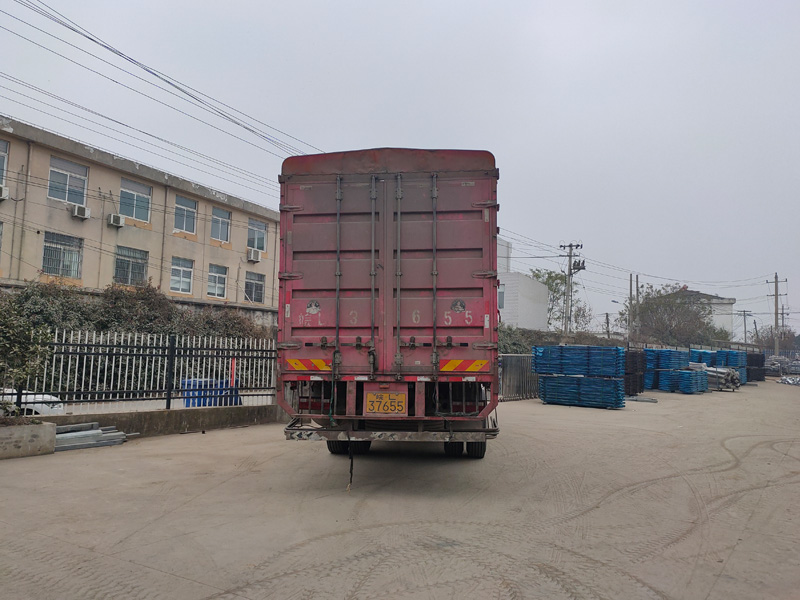 金用護(hù)欄2021年12月24日鋅鋼百葉窗裝車發(fā)貨！