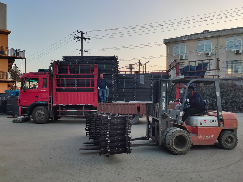 金用護(hù)欄2021年12月25日鋅鋼護(hù)窗欄桿裝車發(fā)貨！