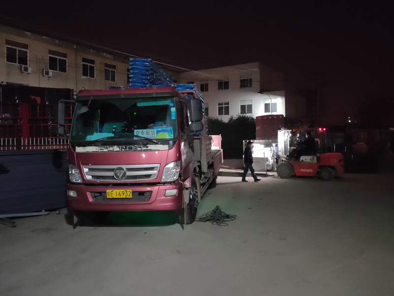 金用護(hù)欄2021年12月27日鋅鋼連廊欄桿裝車發(fā)貨！