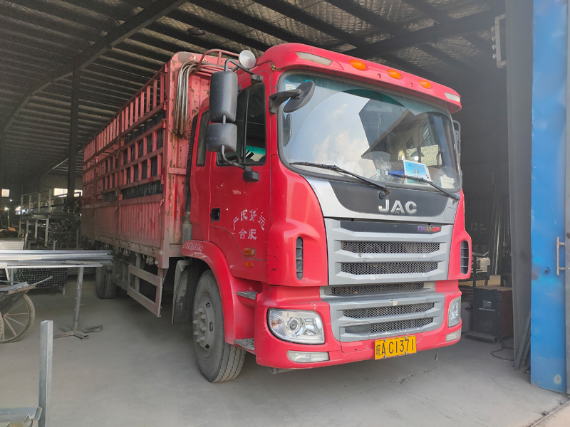 金用護(hù)欄2021年12月28日鋅鋼百葉窗裝車發(fā)貨！