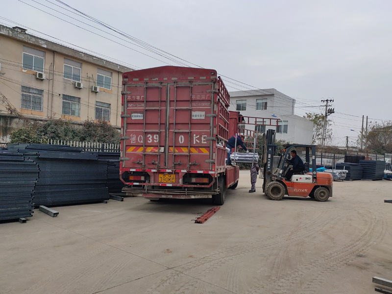 金用護欄2021年12月29日鋅鋼陽臺欄桿裝車發(fā)貨！