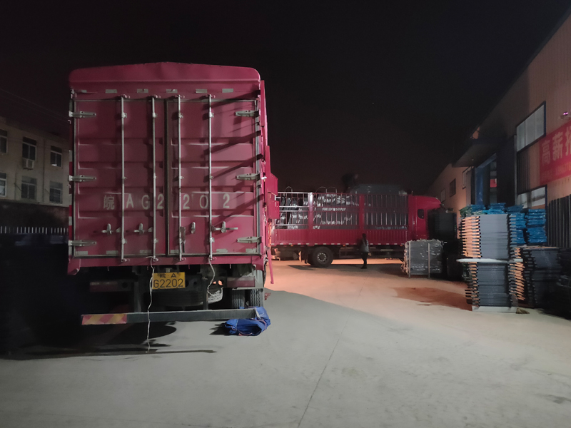 金用護(hù)欄2021年12月31日鋅鋼百葉窗裝車發(fā)貨！