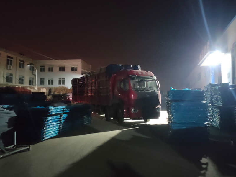 金用護(hù)欄2022年1月7日鋅鋼連廊欄桿裝車發(fā)貨！