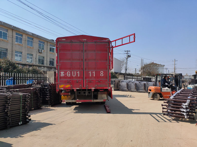 金用護(hù)欄2022年2月25日陽臺玻璃欄桿裝車發(fā)貨！