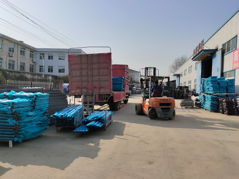 金用護(hù)欄2022年3月8日鋅鋼陽臺(tái)欄桿裝車發(fā)貨！