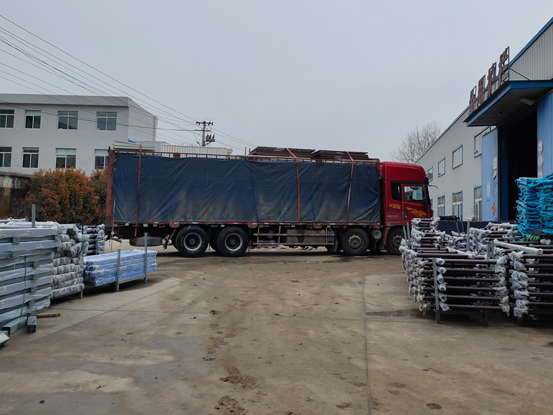 金用護(hù)欄2022年3月22日鋅鋼百葉窗裝車發(fā)貨！