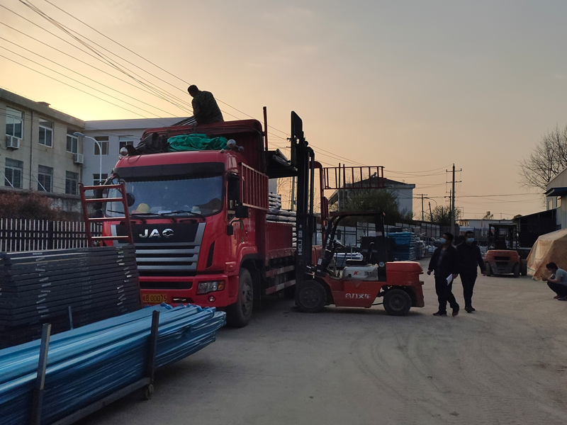 金用護(hù)欄2022年3月31日鋅鋼陽臺(tái)護(hù)欄裝車發(fā)貨！