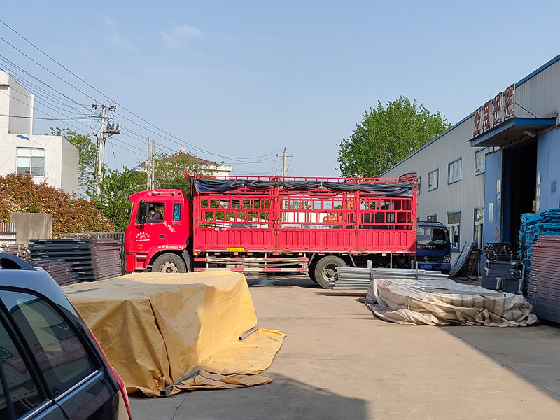 金用護(hù)欄2022年4月14日鋅鋼護(hù)窗欄桿裝車發(fā)貨！