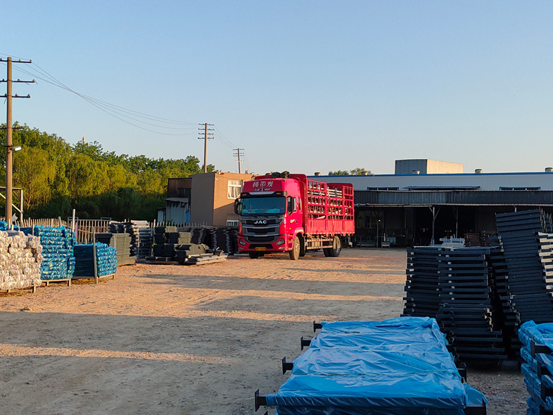 金用護(hù)欄2022年5月11日鋅鋼玻璃欄桿裝車發(fā)貨！