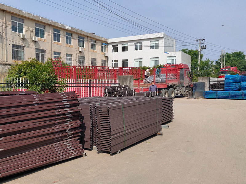 金用護(hù)欄2022年5月23日鋅鋼飄窗欄桿裝車發(fā)貨！
