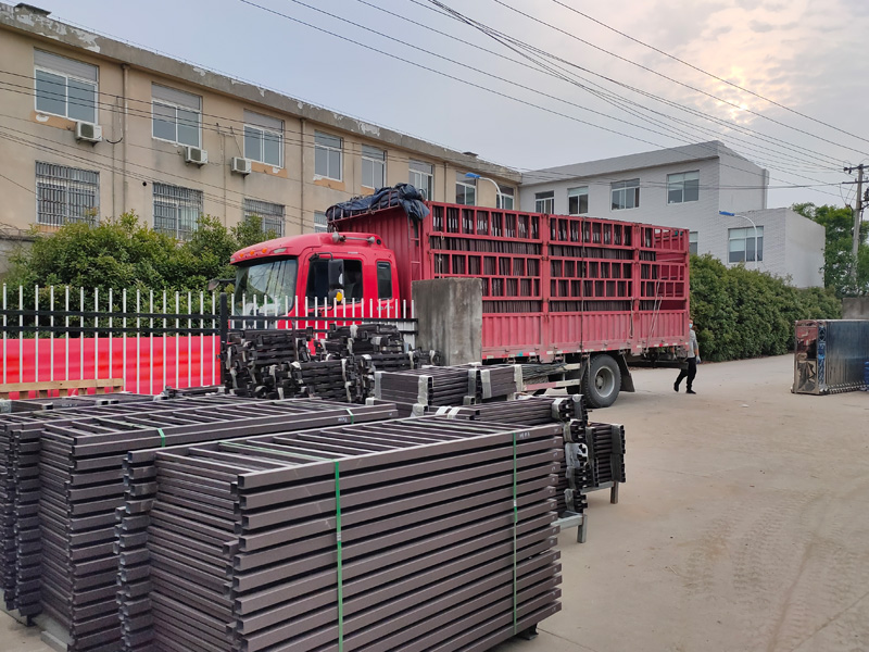 金用護(hù)欄2022年5月24日鋅鋼百葉窗裝車發(fā)貨！