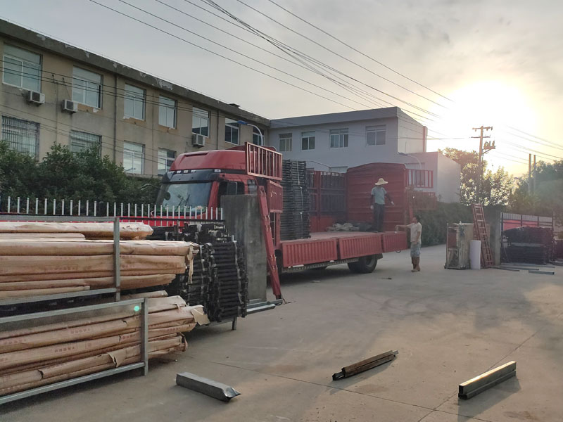 金用護(hù)欄2022年6月14日鋅鋼飄窗護(hù)欄裝車發(fā)貨！