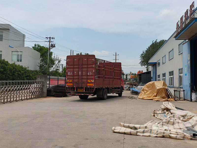 金用護(hù)欄2022年6月27日鋅鋼百葉窗裝車(chē)發(fā)貨！