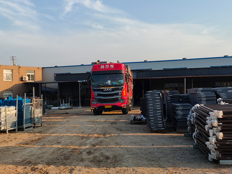 金用護(hù)欄2022年6月30日鋅鋼百葉窗裝車發(fā)貨！