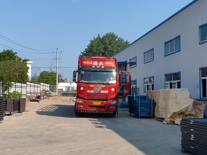 金用護欄2022年7月4日鋅鋼百葉窗裝車發(fā)貨！