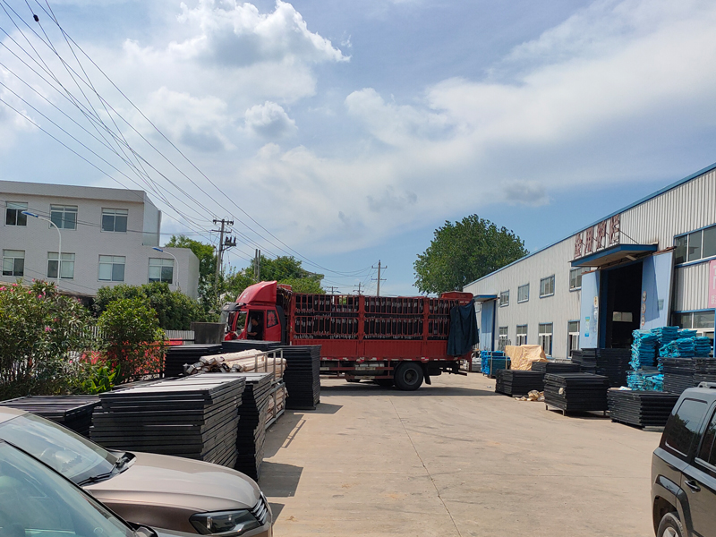 金用護(hù)欄2022年7月5日鋅鋼百葉窗裝車發(fā)貨！