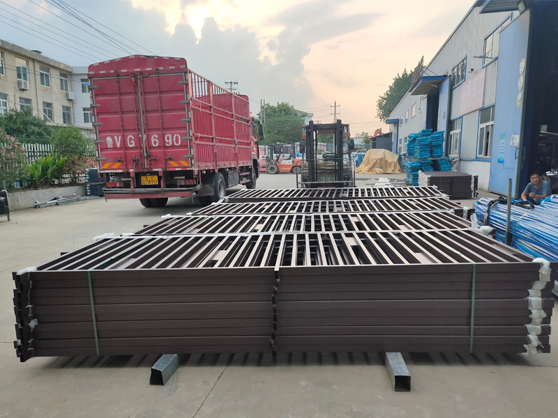 金用護(hù)欄2022年7月20日鋅鋼圍墻護(hù)欄裝車發(fā)貨！