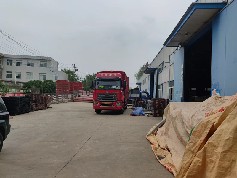 金用護(hù)欄2022年9月3日鋅鋼百葉窗裝車發(fā)貨！