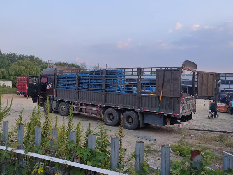 金用護(hù)欄2022年9月19日鋅鋼連廊護(hù)欄裝車發(fā)貨！