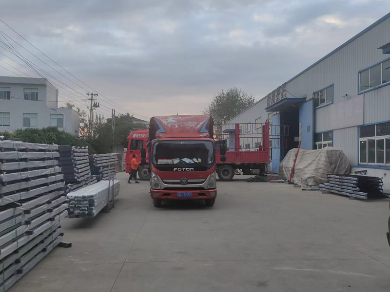 金用護(hù)欄2022年9月24日鋅鋼百葉窗2車裝車發(fā)貨！