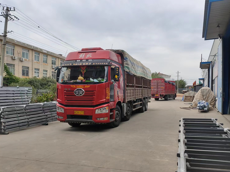 金用護欄2022年9月29日鋅鋼玻璃欄桿裝車發(fā)貨！