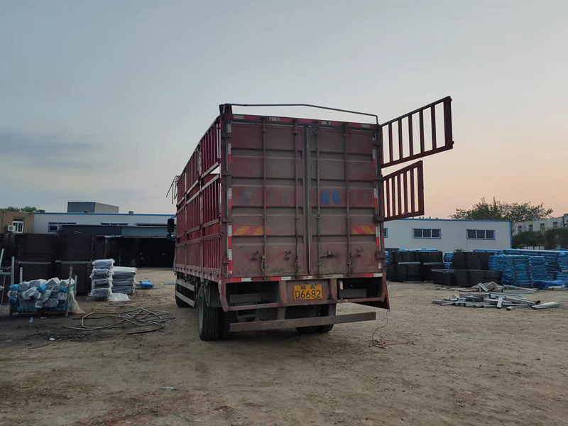 金用護(hù)欄2022年10月19日鋅鋼百葉窗裝車發(fā)貨！